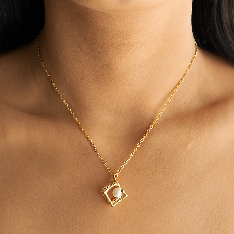 Flowing Cube Golden Pearl Necklace